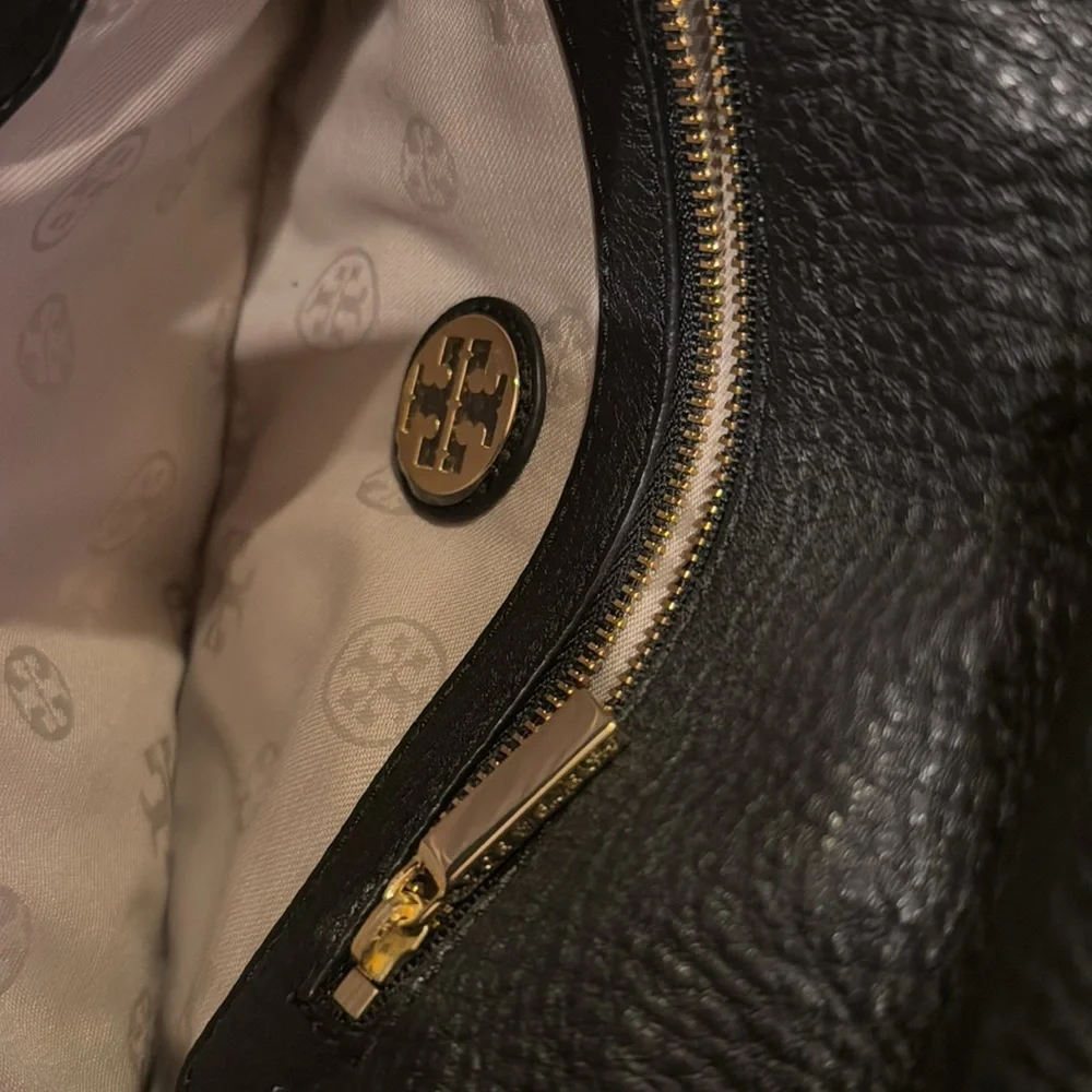 Tory Burch Amanda Logo Flap Clutch ‘Black’
